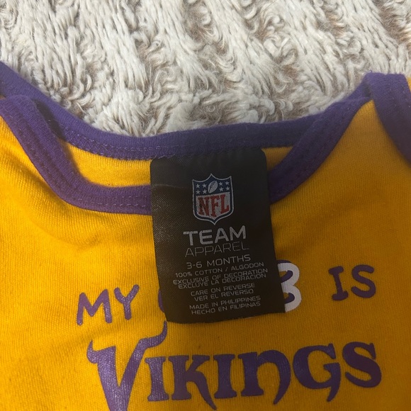 3/6M NFL Vikings gear
Long sleeves onsies
Zip up fuzzy jumper, hood/hand covers - Picture 2 of 4